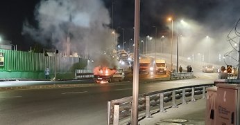 Seyir halindeki otomobil alev topuna döndü