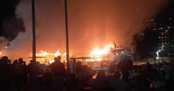 Restoran alev alev yandı, geriye iskeleti kaldı