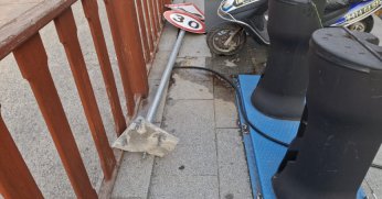 Yerdeki tabela yerine takılmalı