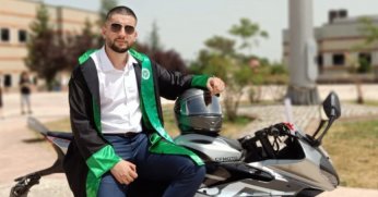 Köpeklerden kaçarken kaza yapan genç yaşam savaşı veriyor