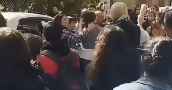 Veliler saç saça baş başa kavga etti