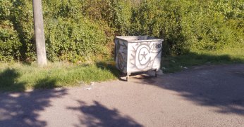 Çöp konteynırı yazılarla boyandı