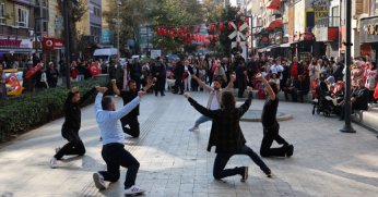 Cumhuriyet Bulvarı’nda zeybek gösterisi