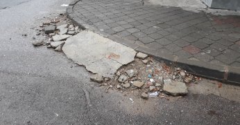 Engelli rampası yenilenmeli