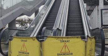 Yürüyen merdivenler bakımdan geçiriliyor