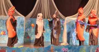 Çocuklar, tiyatro oyununda eğlenceli anlar yaşadı