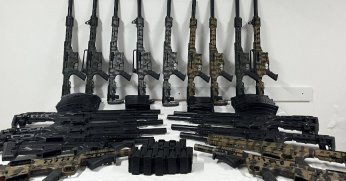 Evde ruhsatsız 20 otomatik av tüfeği ele geçirildi