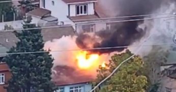 Evin çatısı alev alev yandı