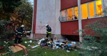 Balkondaki eşyalar tutuştu, erken müdahale faciayı önledi