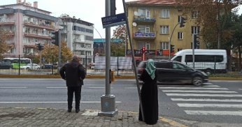 Eğilen tabelalar düzeltilmeli