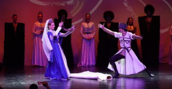 Çerkeslerin kültürü sahneye taşındı