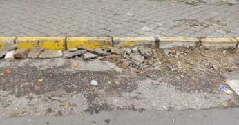 Parçalanan engelli rampası yenilenmeli