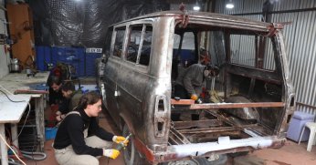 1976 model minibüsü düğüne hazırlıyorlar