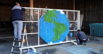 Pet şişelerden dünya haritası oluşturdular