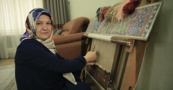 35 yıldır dokuduğu ipek ilmeklerle ödül aldı