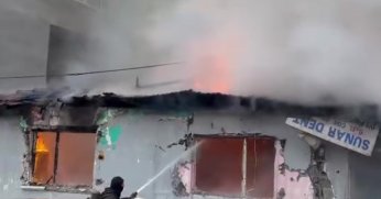 Boş gecekondu alevlere teslim oldu