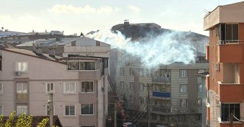Apartmanın çatısındaki yangın hasara yol açtı