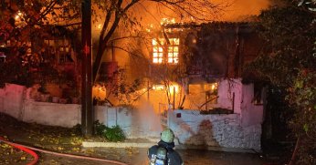 İki katlı ev alev alev yandı