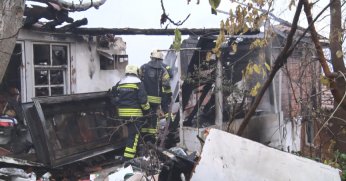 Alev alev yanan evden geriye enkazı kaldı