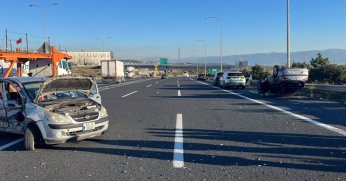 TEM’de çarpışan otomobillerin sürücüleri yaralandı