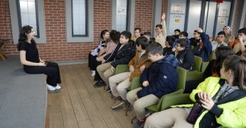 Öğrenciler, bu kafede İngilizce pratiği yapıyor