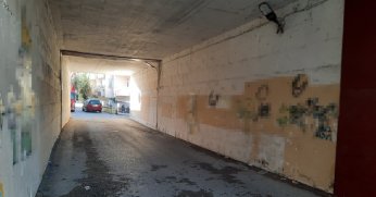 Altgeçit duvarında görsel kirlilik