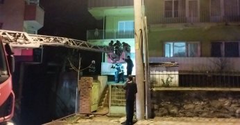 Yangın çıkan apartmanda mahsur kalanlar kurtarıldı