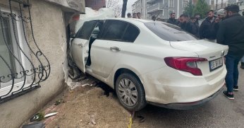 Otomobil duvara çarptı: 4 yaralı