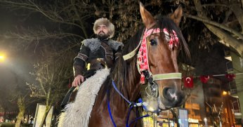 Yeni yıla at üstünde girdi