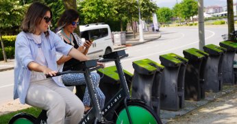 Hem bedenlerini hem telefonlarını şarj ettiler