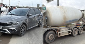 Beton mikseriyle otomobil çarpıştı: 2 yaralı