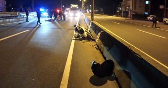 Bariyerlere çarpan motosikletin sürücüsü öldü