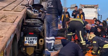 Motosiklet tırla bariyer arasına sıkıştı: 2 yaralı