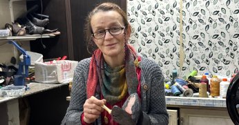 Ayakkabılara kadın eli değiyor