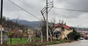 İhsaniye’de elektrik direkleri yenilendi