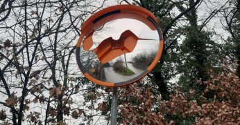 Kırık haldeki trafik aynası yenilenmeli