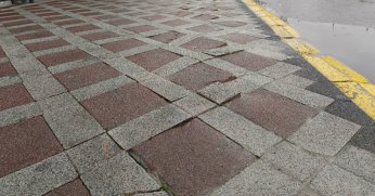 Kaldırım taşlarındaki bozukluk tepki çekiyor