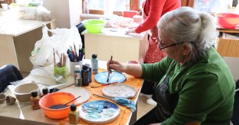 Seramik kursunda kendi özgün eserlerini üretiyorlar