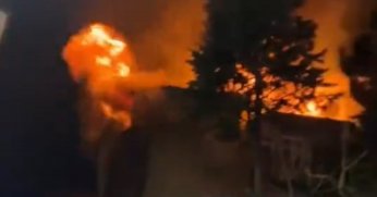 3 katlı binanın çatısı alev alev yandı