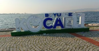 Sahildeki yazı, zarar görmeye devam ediyor