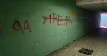 Altgeçit duvarında görsel kirlilik