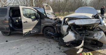 İki araç çarpıştı: 3 yaralı