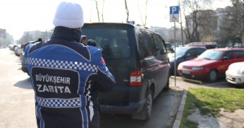 Trafik zabıtası, hatalı parka geçit vermedi