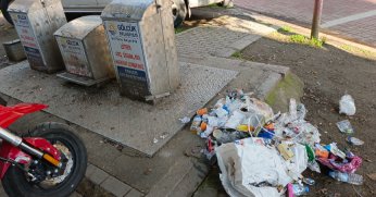 Konteynerin yanına atılan atıklar tepki çekiyor