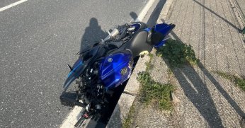 Motosiklet bariyere çarptı: 1 ağır yaralı