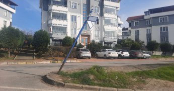 Eğik durumdaki direk düzeltilmeli