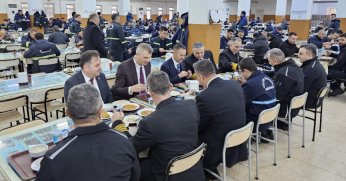 Vali Aktaş, tersane işçileriyle yemekte bir araya geldi