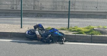 Bariyere çarpan motosikletli yaşam savaşını kaybetti