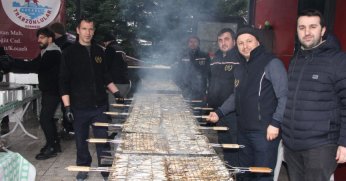 Etkinlikte 1 ton hamsi dağıtıldı