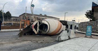 Kontrolden çıkan beton mikseri devrildi